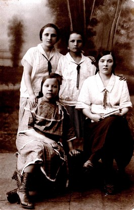 Бабуля Магира в девичестве (сидит справа) 26.05.1926